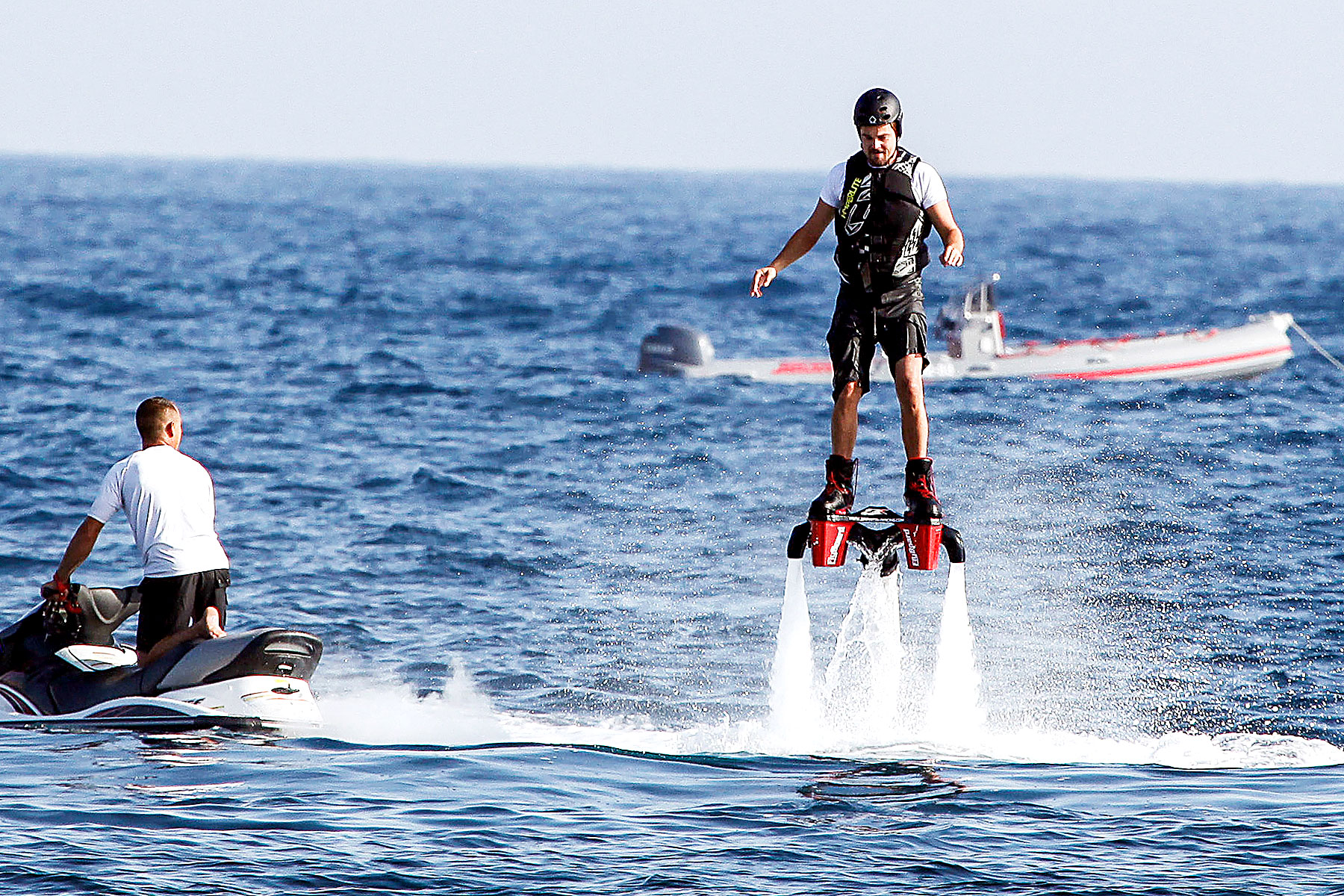 Скайборд. Экстремальные водные развлечения фото. Гидроскутер над водой. Nemo watersports Jet Ski Dubai & Flyboard, Fishing Harbour. На чем катаются на море с педалями.