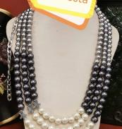 عقد من اللولي الابيض والجراي بالوان رائعه مصنوع بطابع خ