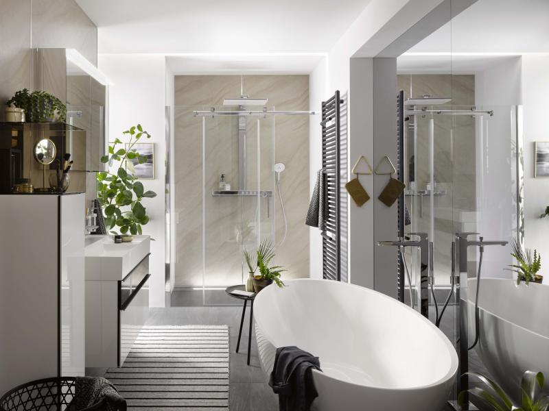 Kleines Badezimmer mit freistehender Badewanne von Bädermax