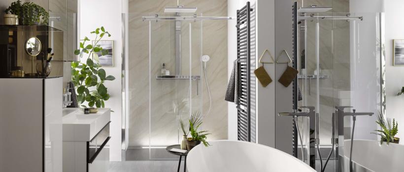 Kleines Badezimmer mit freistehender Badewanne von Bädermax